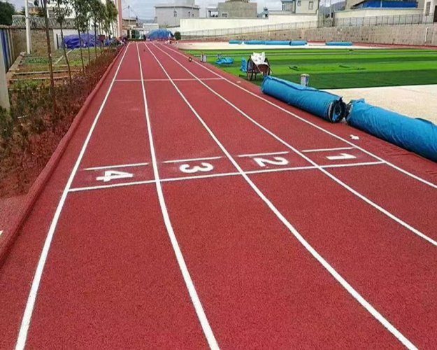   全塑型塑膠跑道